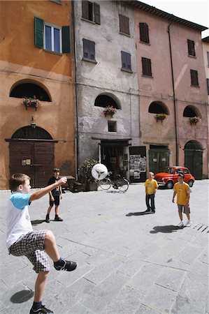 Boys Playing Street Soccer Fotografie stock - Premium Royalty-Free, Codice: 622-05390945