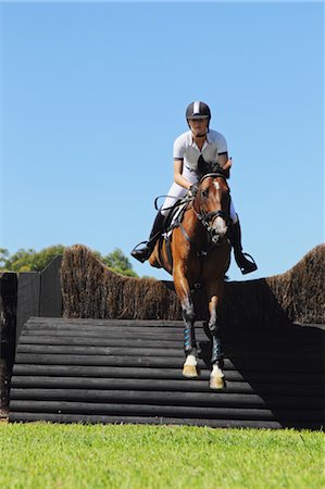 Jeune femme à cheval cavalier saut d'obstacle Photographie de stock - Premium Libres de Droits, Code: 622-05786779