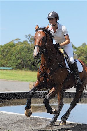 simsearch:622-05786781,k - Weibliche Horse Rider Crossing Wasser, Pferdesport-Ereignis Stockbilder - Premium RF Lizenzfrei, Bildnummer: 622-05786772