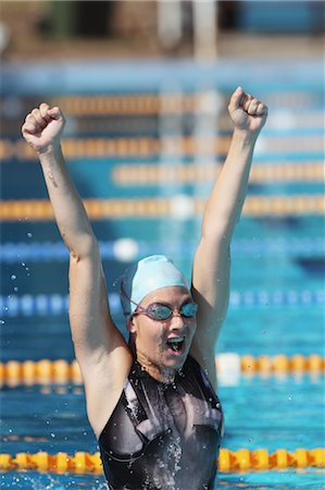 Young Woman Celebrating Success in Swimming Pool Foto de stock - Sin royalties Premium, Código: 622-05786806