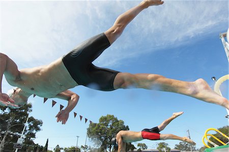 simsearch:622-05786805,k - Swimmers Diving into Pool Foto de stock - Royalty Free Premium, Número: 622-05786801