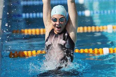 succès - Jeune femme nageur célébrant les succès Photographie de stock - Premium Libres de Droits, Code: 622-05786818