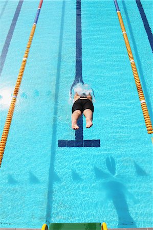 simsearch:622-05786727,k - Young Woman Diving into Swimming Pool Foto de stock - Royalty Free Premium, Número: 622-05786842