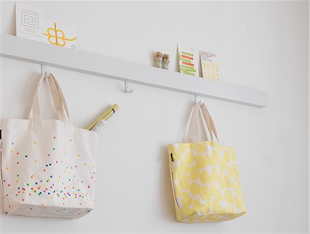 Bags Hanging In Room Foto de stock - Sin royalties Premium, Código: 622-06009497