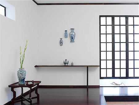 shelf - Intérieur de la chambre moderne, décoré avec des Vases en porcelaine bleu Photographie de stock - Premium Libres de Droits, Code: 622-06009492