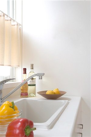 Peppers And Lemons Beside Sink In Kitchen Stock Photo - Premium Royalty-Free, Code: 622-06009507