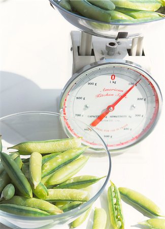 pod peas - Pea Pods In Bowl And Weighing Machine Stock Photo - Premium Royalty-Free, Code: 622-06009587