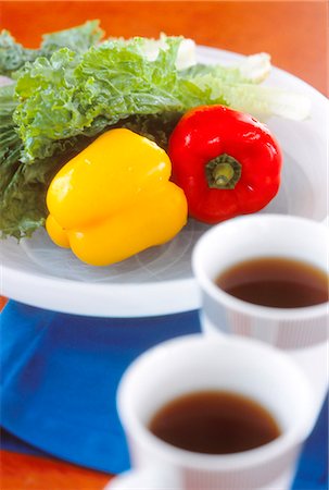 simsearch:622-06009618,k - Yellow And Red Bell Pepper In Plate With Tea Fotografie stock - Premium Royalty-Free, Codice: 622-06009612