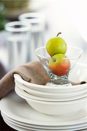 Fresh Apples And Dishes Foto de stock - Sin royalties Premium, Código: 622-06009613