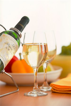 Drinking Glass, Wine Bottle And Fruit Bowl On Table Foto de stock - Sin royalties Premium, Código: 622-06009627