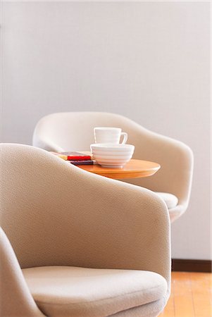 dentro (de un objeto) - Easy Chair With Side Table Foto de stock - Sin royalties Premium, Código: 622-06009655