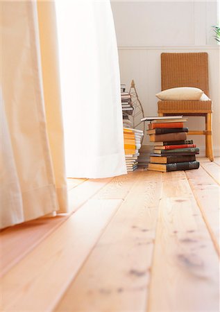 Pile de livres et de chaise dans le coin de la salle Photographie de stock - Premium Libres de Droits, Code: 622-06009669