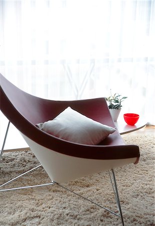 Modern Chair With Cushion On Rug Foto de stock - Sin royalties Premium, Código: 622-06009663