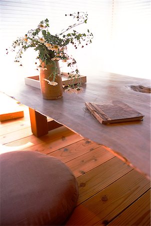 Flower Vase On Wooden Table, Wood Work Foto de stock - Royalty Free Premium, Número: 622-06009686