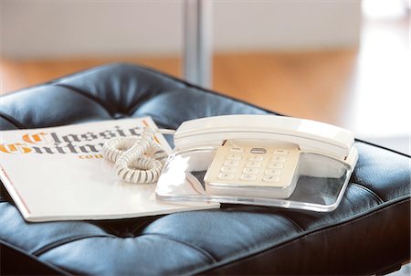 pièce (lieu) - Téléphone et un ouvrage sur la chaise en cuir Photographie de stock - Premium Libres de Droits, Code: 622-06009695