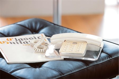 Téléphone et un ouvrage sur la chaise en cuir Photographie de stock - Premium Libres de Droits, Code: 622-06009695