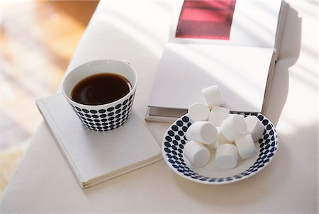 Tea And Cylindrical Sugar Cubes On Table Foto de stock - Sin royalties Premium, Código: 622-06009702