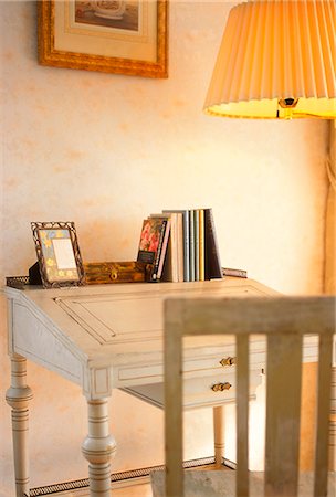 Traditional Wooden Table With Drawer Foto de stock - Sin royalties Premium, Código: 622-06009746