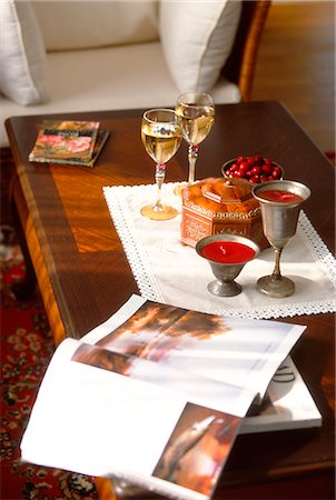 Coffee Table With Food And Drink Foto de stock - Sin royalties Premium, Código: 622-06009754