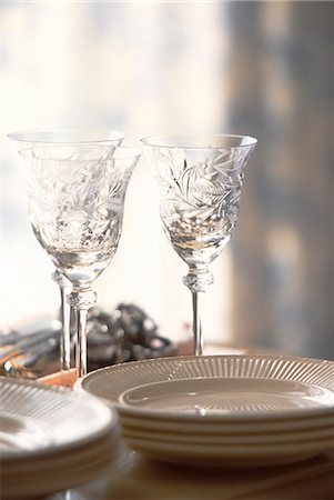 simsearch:632-09021552,k - Empty Drinking Glasses And Plates Foto de stock - Sin royalties Premium, Código: 622-06009764