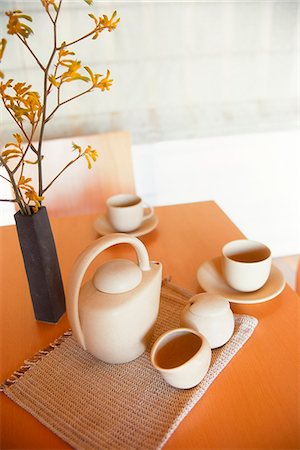 Traditional Tea Set And Flower Vase On Table Foto de stock - Sin royalties Premium, Código: 622-06009769