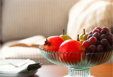 Assorted Fruits In Glass Bowl Foto de stock - Sin royalties Premium, Código: 622-06009763