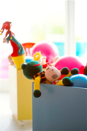 simsearch:622-06163895,k - Boîte remplie de jouets Photographie de stock - Premium Libres de Droits, Code: 622-06009818