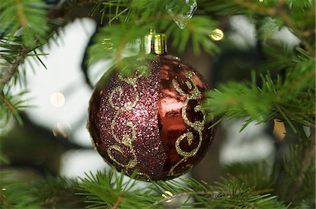 simsearch:632-06404436,k - Christmas Ornament In Tree Foto de stock - Sin royalties Premium, Código: 622-06009907