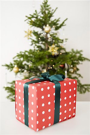 Gift Box In Foreground And Christmas Tree In Background Foto de stock - Sin royalties Premium, Código: 622-06009908