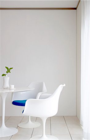 White Stylish Chairs And Table Foto de stock - Sin royalties Premium, Código: 622-06009900