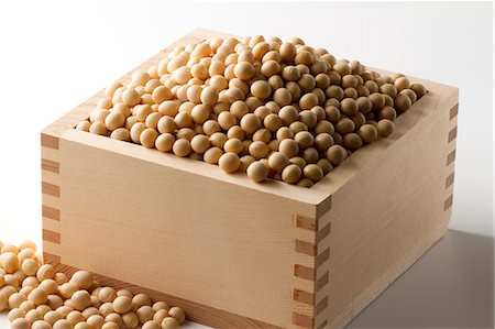 proteína - Full Box Of Soybeans Foto de stock - Sin royalties Premium, Código: 622-06009975