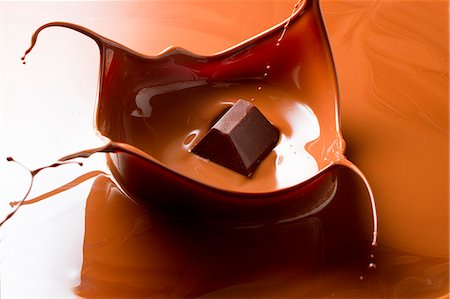 derretimiento - Chocolate Piece Creating Crown In Melt Chocolate Foto de stock - Sin royalties Premium, Código: 622-06010023