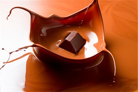 drop and splash - Chocolate Piece Creating Crown In Melt Chocolate Stock Photo - Premium Royalty-Free, Code: 622-06010023