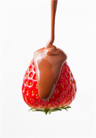 schmelzen - Schokolade Dropping auf Erdbeeren mit weißem Hintergrund In Behind Stockbilder - Premium RF Lizenzfrei, Bildnummer: 622-06010035