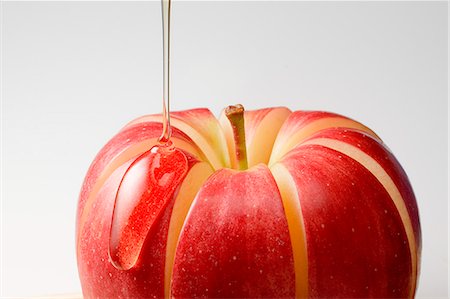 simsearch:649-08119128,k - Honey On Pieces Of Red Apple Stock Photo - Premium Royalty-Free, Code: 622-06010037