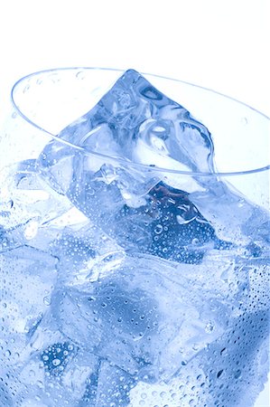 drop in water - Ice Cubes In Glass, Close Up Stock Photo - Premium Royalty-Free, Code: 622-06010099