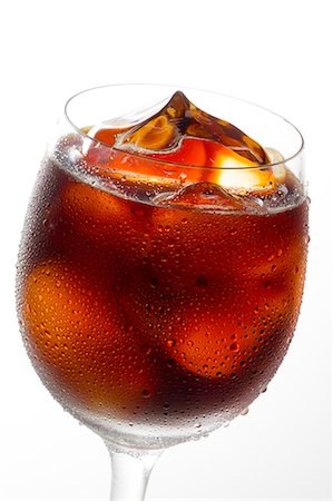 fresh glass of ice water - Close Up Of Glass Of Drink Foto de stock - Sin royalties Premium, Código: 622-06010101
