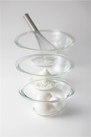 simsearch:6113-08985941,k - Egg, Powder And Wire Whisk In Different Crystal Bowl Foto de stock - Sin royalties Premium, Código: 622-06163802