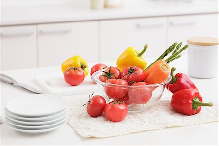 simsearch:600-03738408,k - Vegetables And Plates On Kitchen Counter Stock Photo - Premium Royalty-Free, Code: 622-06163821