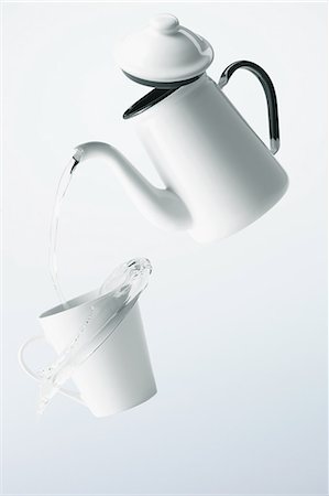 Eau couler dans la tasse, manipulées numériquement Photographie de stock - Premium Libres de Droits, Code: 622-06163842