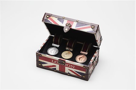 simsearch:622-06191124,k - Medals In Briefcase Foto de stock - Sin royalties Premium, Código: 622-06163880