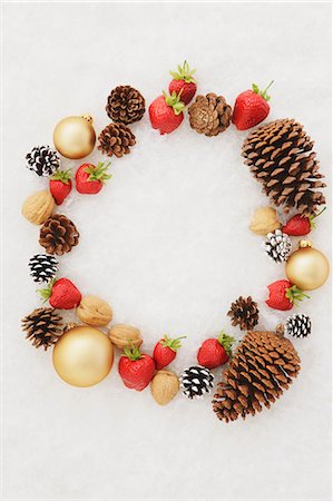 Fruits, Dry Fruits And Baubles With White Background Foto de stock - Sin royalties Premium, Código: 622-06163992