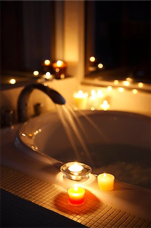 relax candle - Candles In Bathroom Foto de stock - Sin royalties Premium, Código: 622-06190723