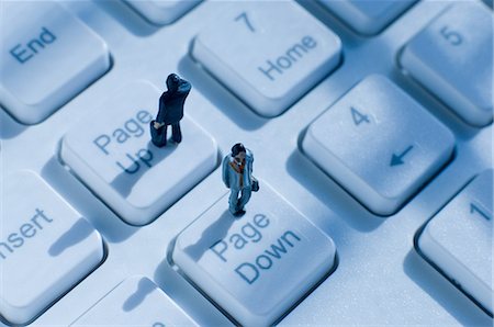 figurine - Deux Figurines humaines sur le clavier de l'ordinateur Photographie de stock - Premium Libres de Droits, Code: 622-06190830