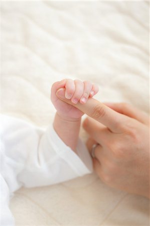 Baby Holding Mutter Finger Stockbilder - Premium RF Lizenzfrei, Bildnummer: 622-06191191