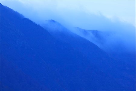 rising - Lush montagnes couvertes de brume épaisse, Awe Photographie de stock - Premium Libres de Droits, Code: 622-06191374