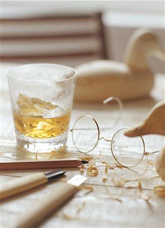 decoy - Glass of Whiskey and carving tools Stock Photo - Premium Royalty-Free, Code: 622-06369365