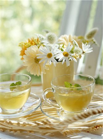 flower arrangement in a teacup - Herbal tea and flowers Stock Photo - Premium Royalty-Free, Code: 622-06369388