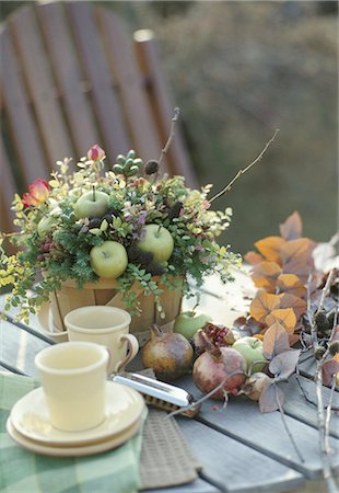 Autumn fruits, flowers and cup on a table Stock Photo - Premium Royalty-Free, Code: 622-06369391