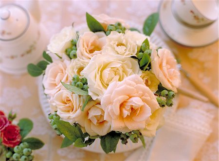 flower arrangement in a teacup - Roses Stock Photo - Premium Royalty-Free, Code: 622-06369551